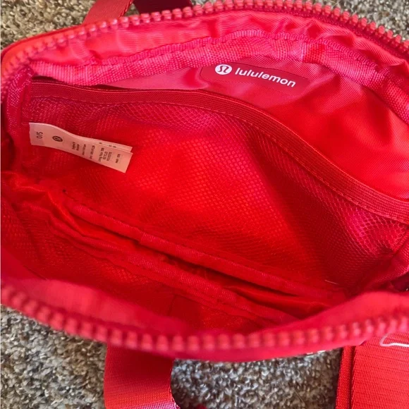 lululemon athletica Red everywhere belt bag brand new - Picture 5 of 5